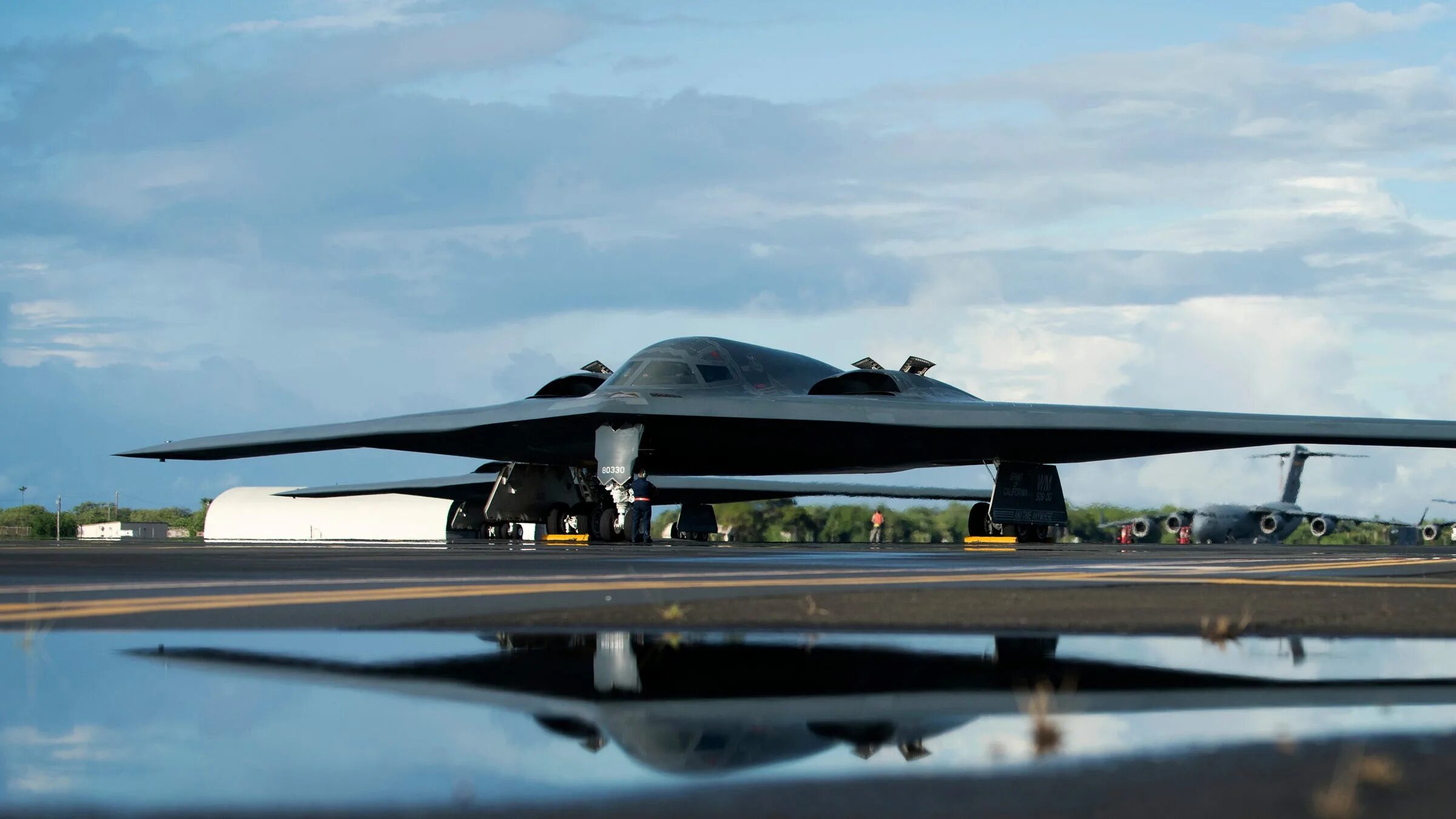 B-2 Spirit: стелс-бомбардировщик. Бомбардировщик б2 спирит. B-2 Spirit Stealth Bomber. B2 бомбардировщик. B 2 spirit характеристики