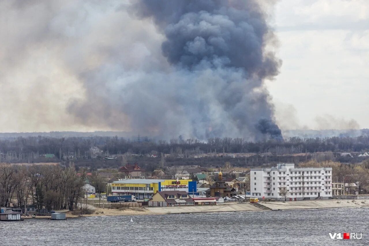 Жесть волгоград красноармейский. Пожар за волгой в самаре 27 августа. Рыбинск за волгой. Пожар за волгой ярославль. Ярославль пожар сейчас за волгой.
