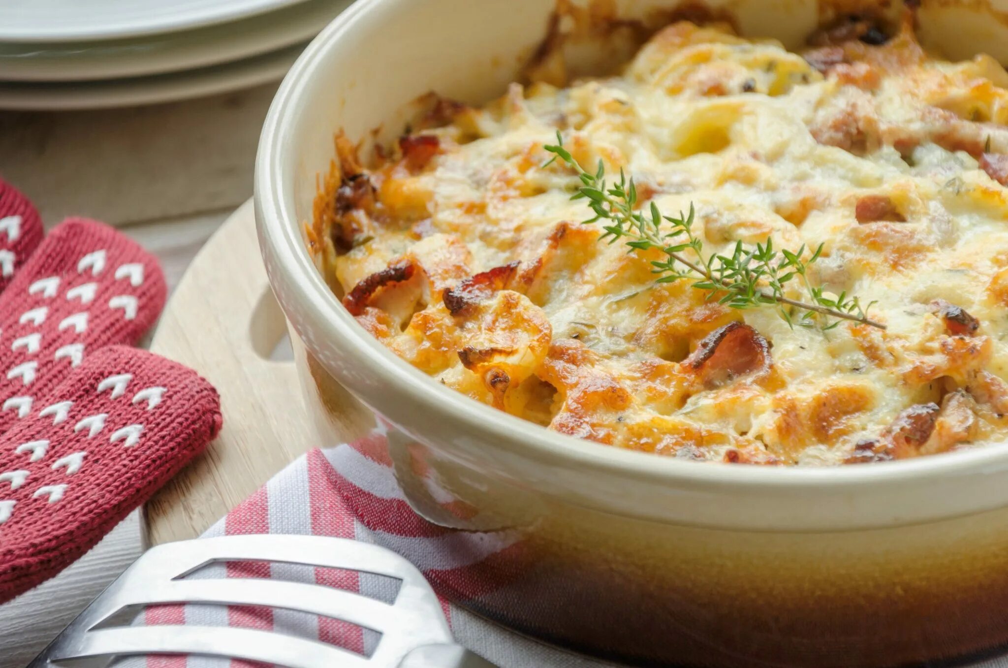 Картофельный гратен с грибами и сыром. Тыквенный гратен. Грибная кассероль. Картофель гратен. Картофельная запеканка гратен.