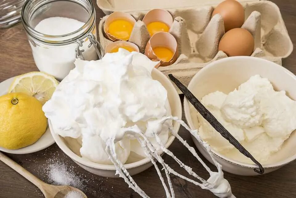 Мука сахар яйцо масло что приготовить. Взбитые яичные белки. Ингредиенты для десертов. Ингредиенты для приготовления безе. Крем из яичного белка.
