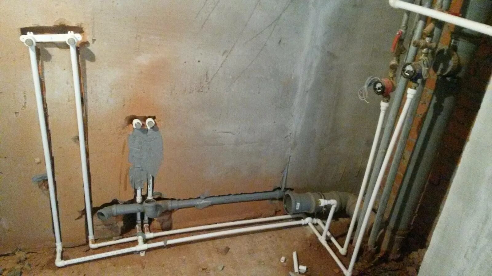 Прокладка труб в санузле. Разводка воды в ванной. Разводка воды полипропиленом. Разводка полипропиленовых труб. Тройниковая разводка полипропилен.