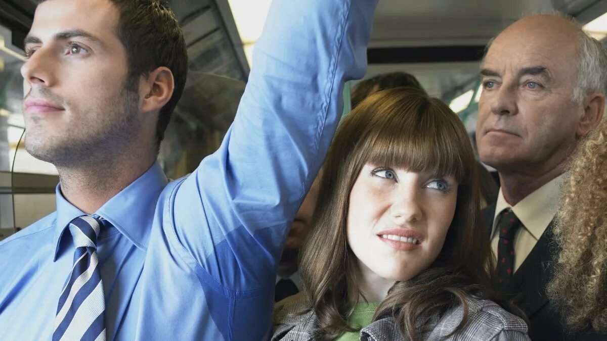 Неприятный запах пота. Неприятный запах. Потная подмышка у девушки. Подмышки в автобусе. Body odor.