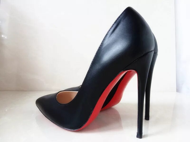 Туфли черные на черных подошве. Туфли Christian louboutin Vero cuoio. Черные туфли с красной подошвой. Черные туфли на шпильке. Туфли на шпильке с красной подошвой.