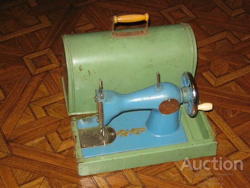 Швейная машинка 60. Советская игрушечная швейная машинка. Старые детские Швейные машинки. Швейная машинка 50х годов. Детская швейная машинка СССР.