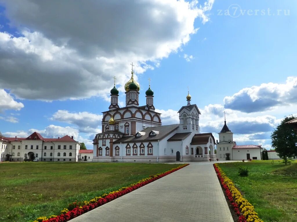 Троице сергиева варницкого монастыря. Свято-Троицкий Варницкий монастырь. Варницкий монастырь Ростов Великий. Троицко Сергиевский Варницкий монастырь. Сергиев Варницкий монастырь.