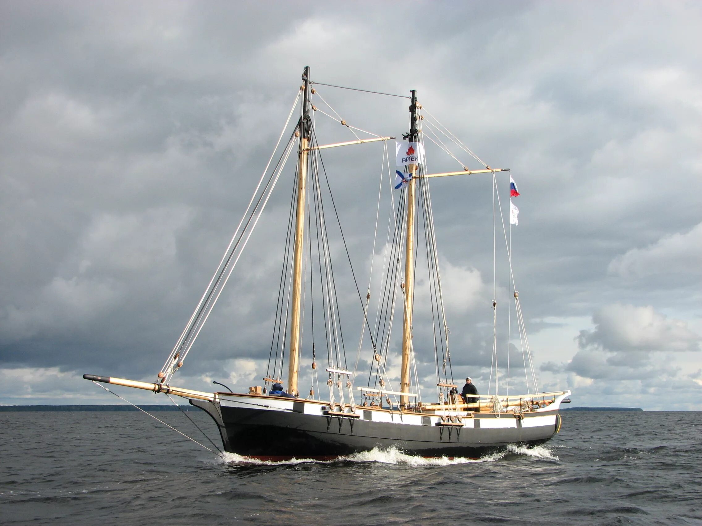 Парусная шхуна. Парусная двухмачтовая шхуна «михаил». Шхуна артек. Двухмачтовая гафельная шхуна. Гафельная шхуна.