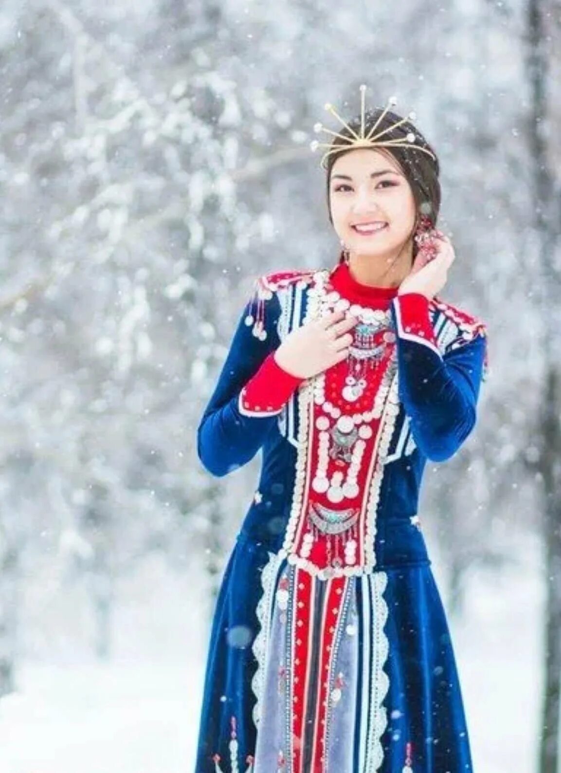 Костюм башкирской красавицы. Зимние башкирские наряды. башкирская девушка в национальном костюме зимой. башкирские девушки в народных костюмах. башкирская красавица в полный рост.