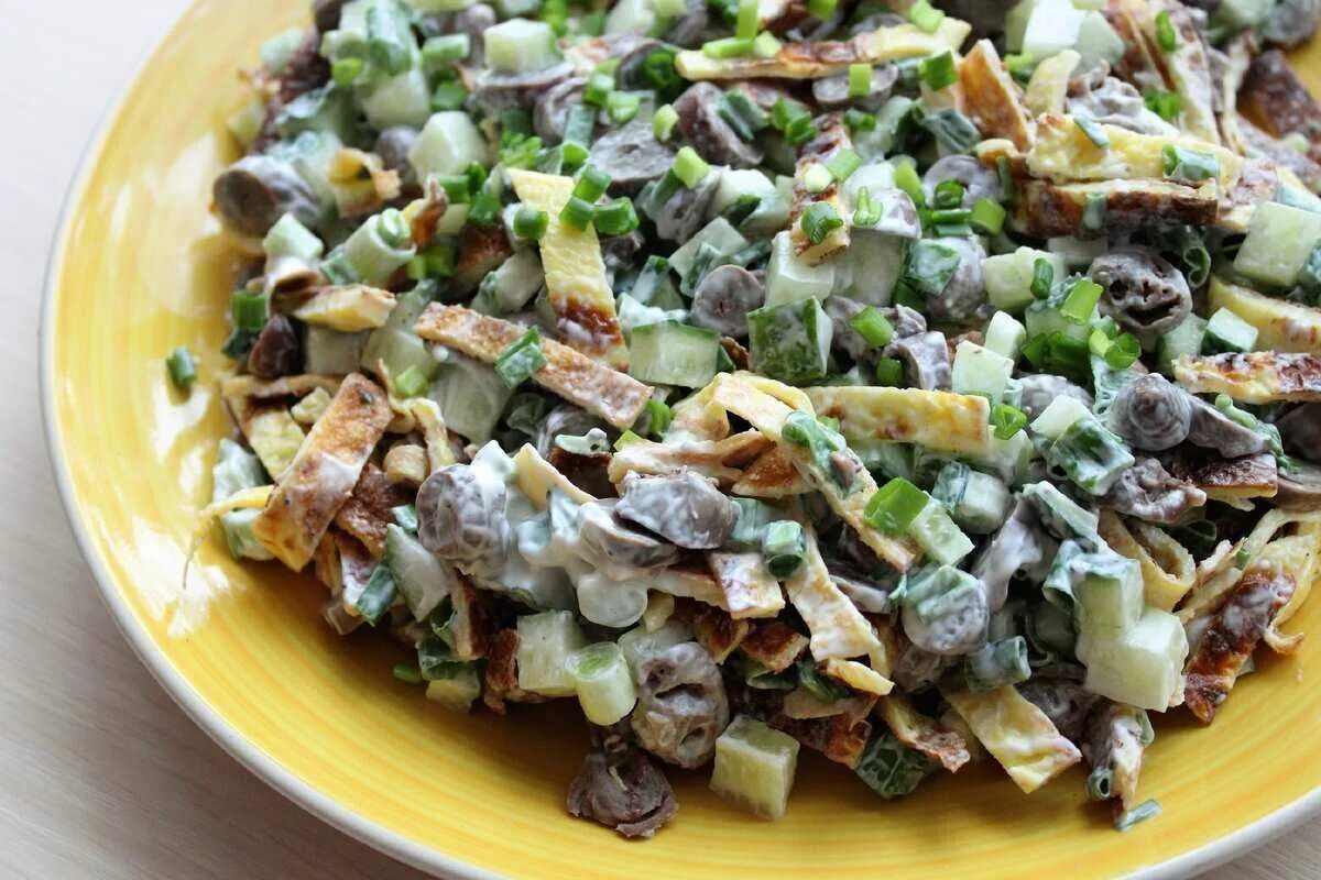 Салат с куриными сердечками. Салат с куриными сердечками. Салат из куриных сердец. Салат с сердечками куриными и солеными огурцами. Салат с куриными сердцами.