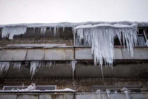 С крыш падает капель