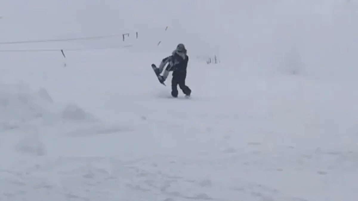 Лавина настигает человека. Ушел от лавины. Человек в снежной лавине. Сухие лавины. За сноубордистом гонится лавина.