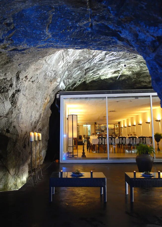 Cave home. Отель la Claustra в Швейцарии. Гостиница в скале Италия. Grotta Palazzese, Италия. Отель в скале Швейцария.