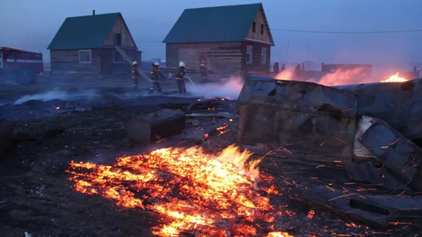Горящий забор. Забор горит png. Горит забор. Сгоревший забор. Сгоревший забор.