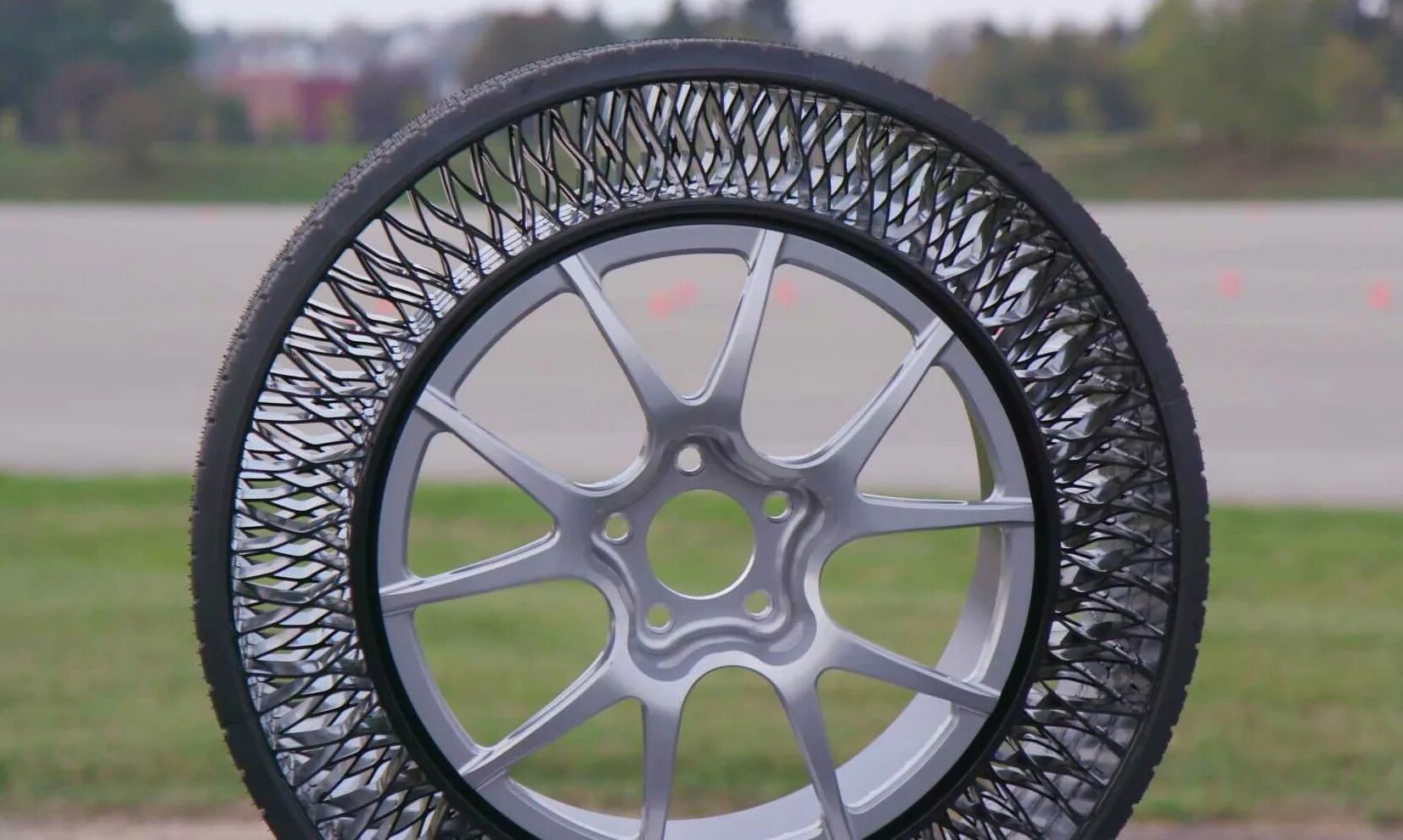 Безвоздушная резина мишлен. Безвоздушные шины michelin tweel. Мишлен шины uptis. Новый вид колес. 2.