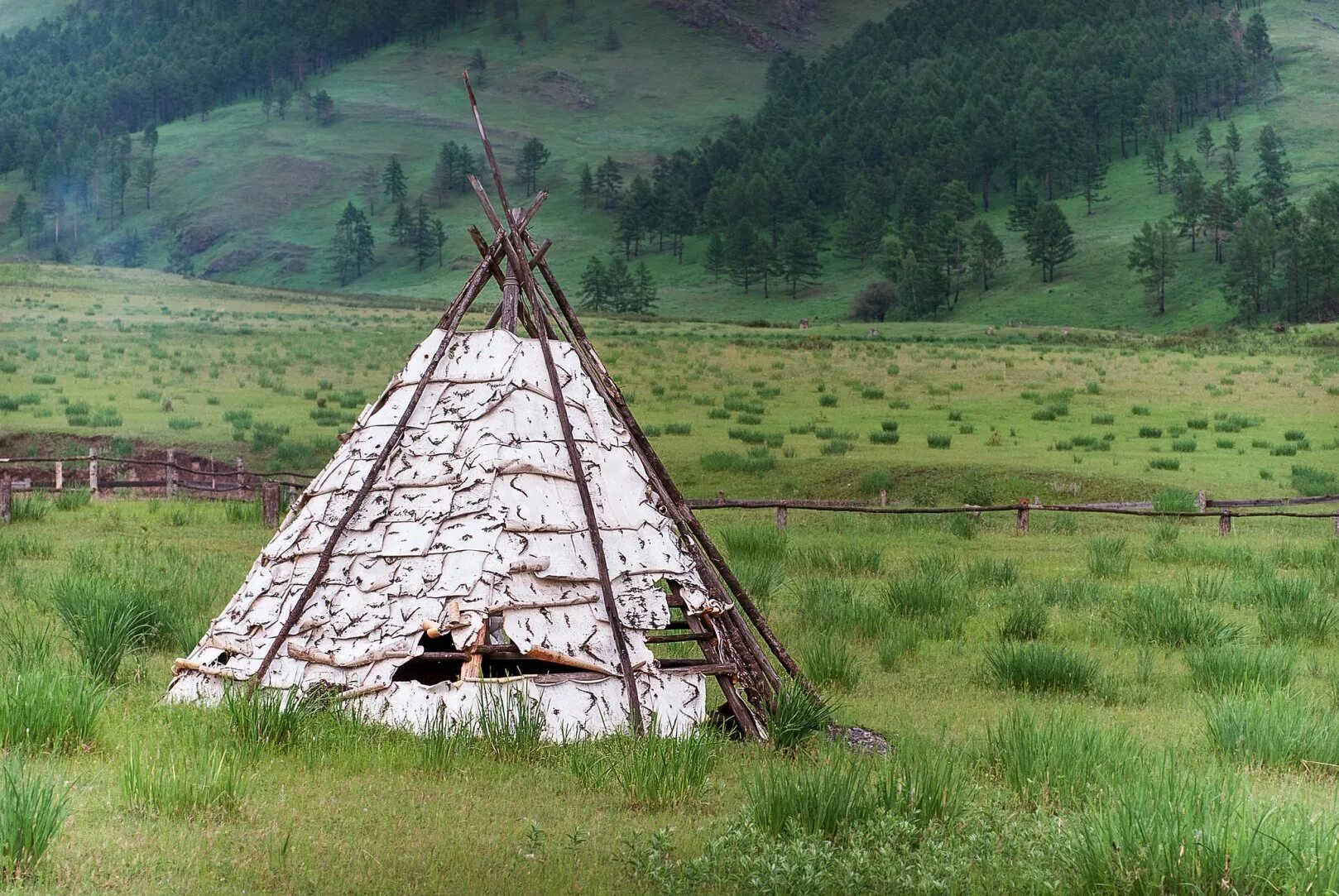 Берестяной шалаш 5 букв сканворд. Шалаш из камыша. Традиционное жилище шорцев. Чум жилище ханты и манси. Чум дом эвенков.