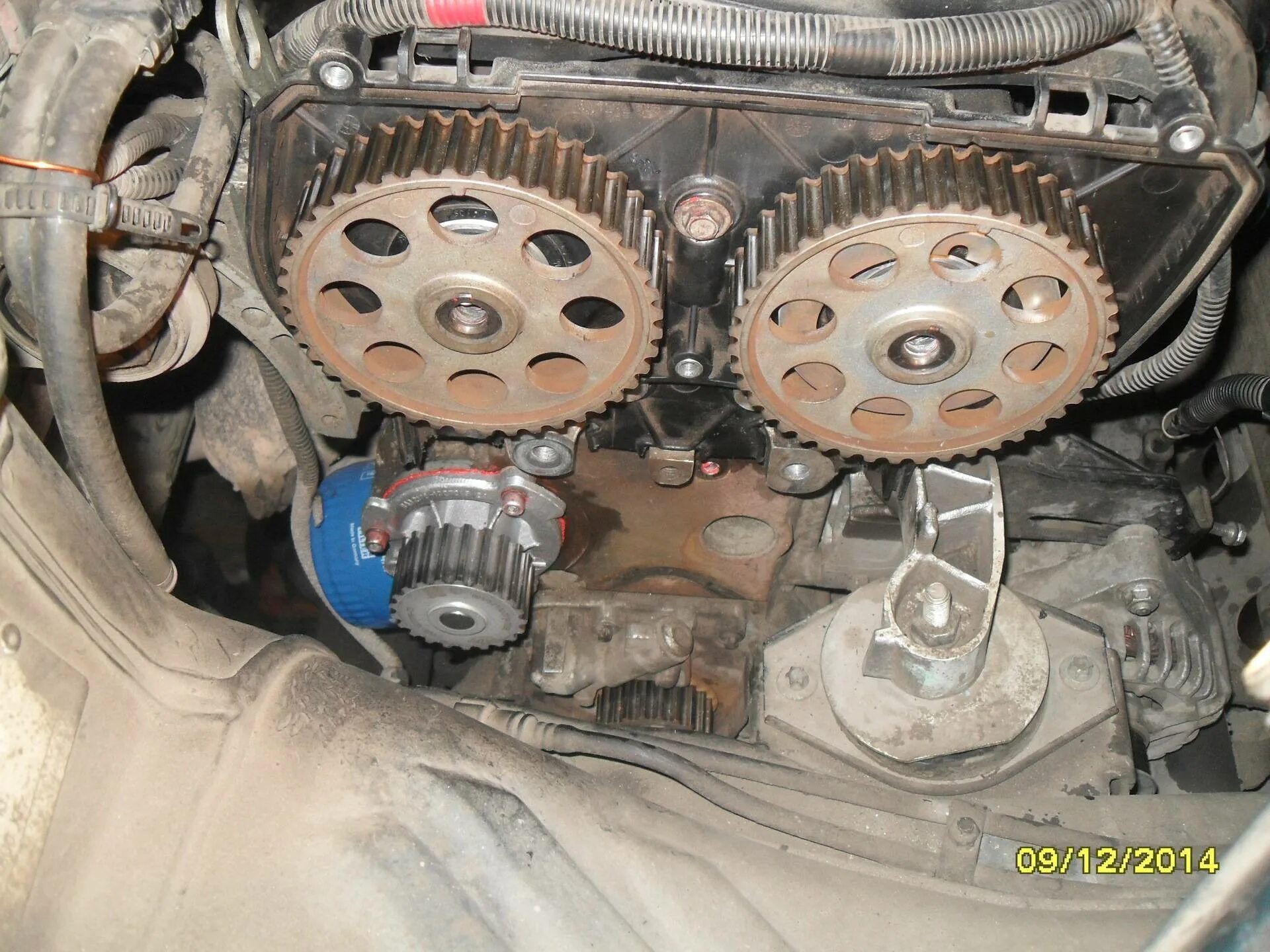 Помпа приора 16 клапанов на двигателе. Замена помпы лада приора 16 клапанов. Замена помпы приора 16. Болты помпы приора. Помпа приора 16 клапанов с кондиционером.