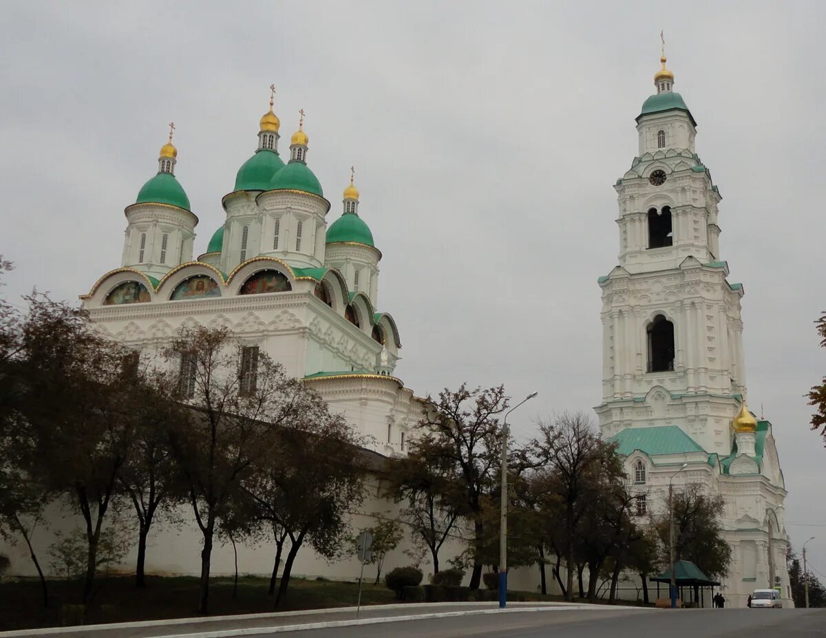Храмы г астрахани. В астрахани храм апостола андрея первозванного. Храм князя владимира астрахань. В астрахани храм апостола андрея первозванного. Храм святого владимира астрахань.