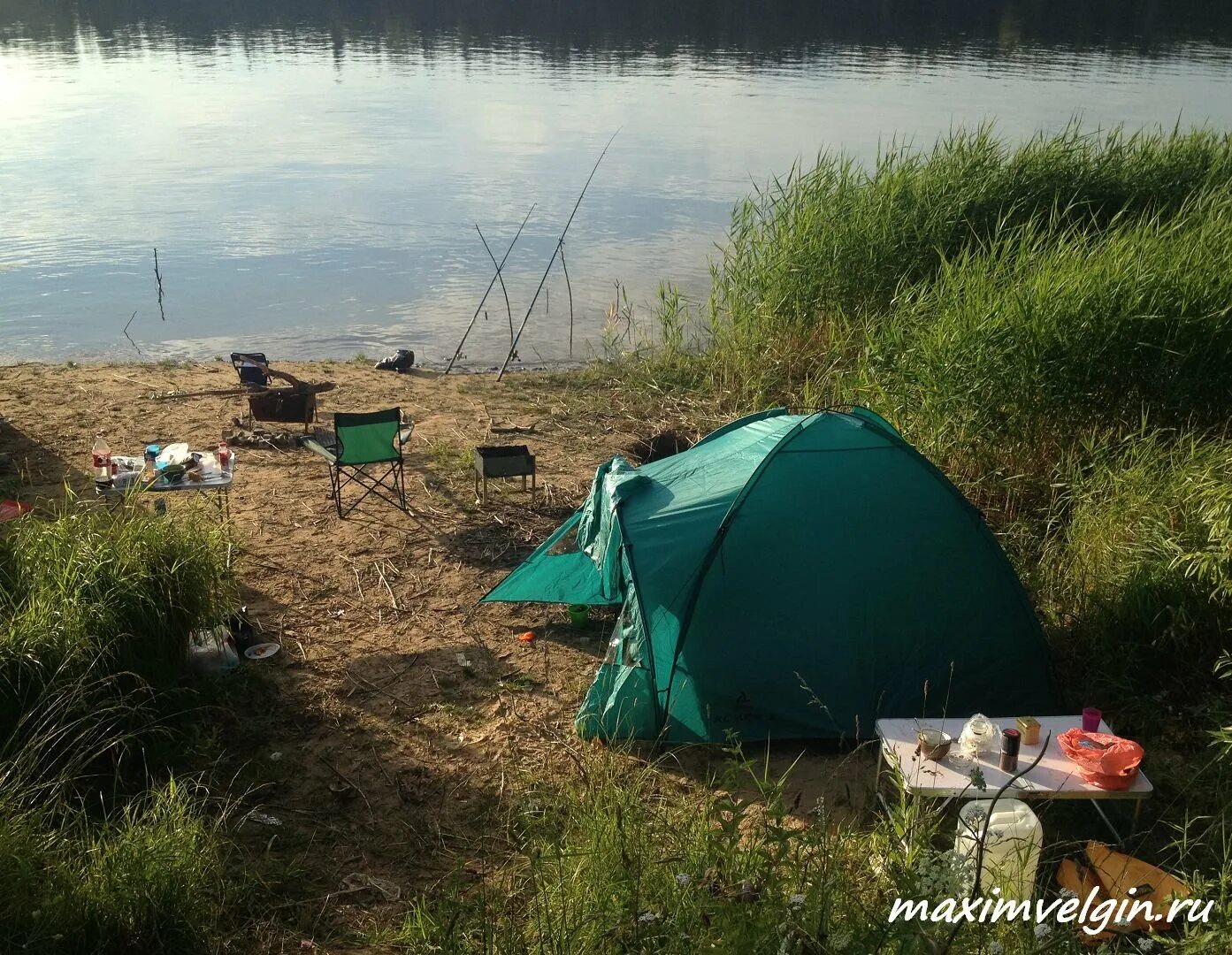 Рыбалка с проживанием волга. Река Волга палатка. Волга с палатками. Палатка на берегу Волги. Рыбалка с палатками на Волге.