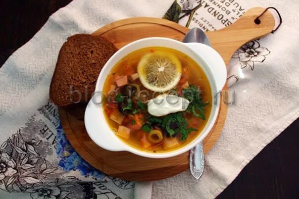 Суп с оливками и копченой колбасой. Суп с оливками лимоном и колбасками. фото солянки с маслинами и колбасой. солянка суп рецепт с колбасой и оливками и лимоном. кладут ли в сборную солянку оливки?.