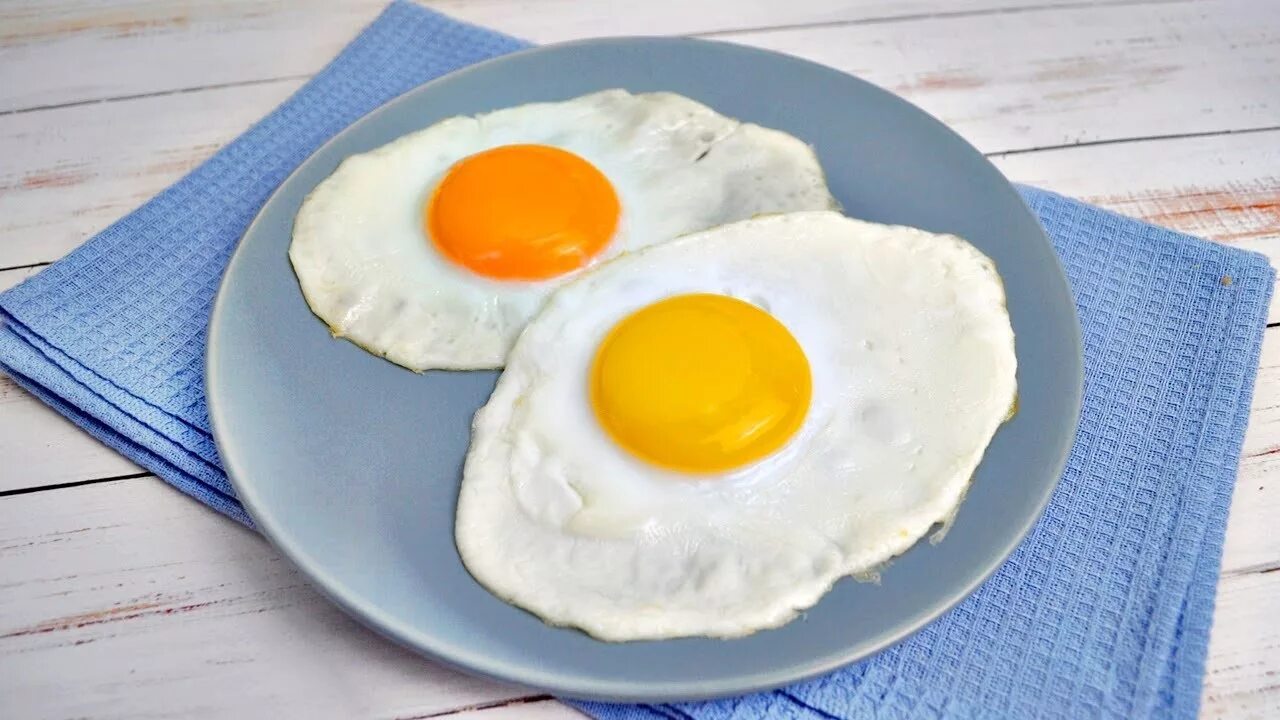 Яйцо обжаренное с двух. Идеальная яичница глазунья. Яичница омлет глазунья. Глазунья из 2 яиц. Яйцо глазунья 2 шт.