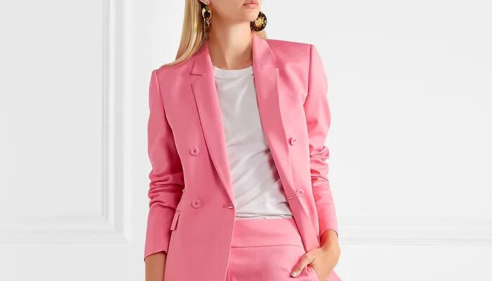 Розовая женская. Розовый деловой костюм женский. Девушка в розовом костюме. Розовый костюм женский классический. Костюм розовый женский пиджак.