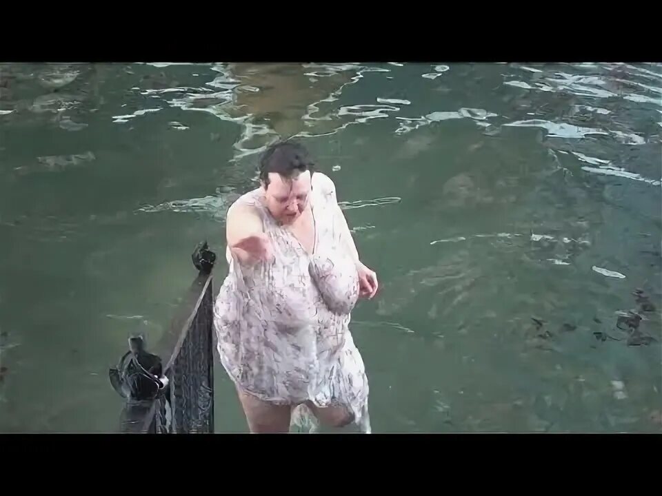 Женщина купались видео. Крещенские купания 2023 пенза. Купание на крещение. Женщина купались видео. Крещение барнаул 2023.