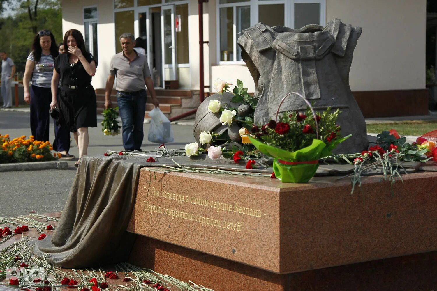 Город ангелов беслан в 2005. Мемориальный комплекс город ангелов в беслане. Ангелы беслана. Город ангелов беслан в 2005. Парк ангелов беслан.