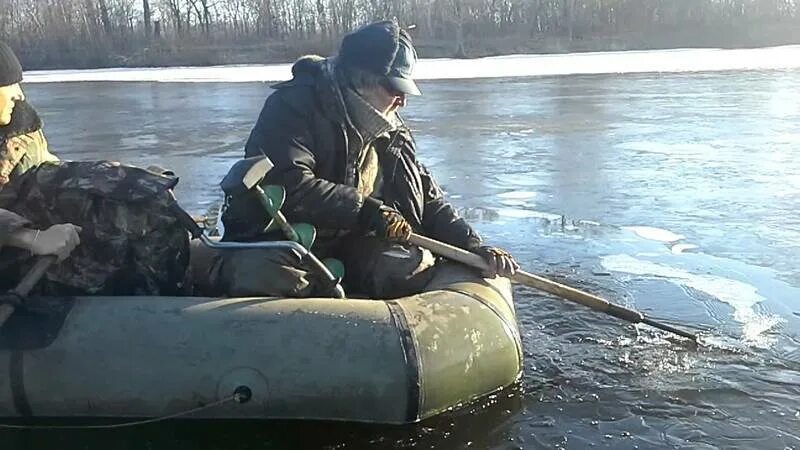 Лодка для рыбалки. На лодке по льду. По льду на надувной лодке. Лодка зимой. Запрет на ловлю с лодки