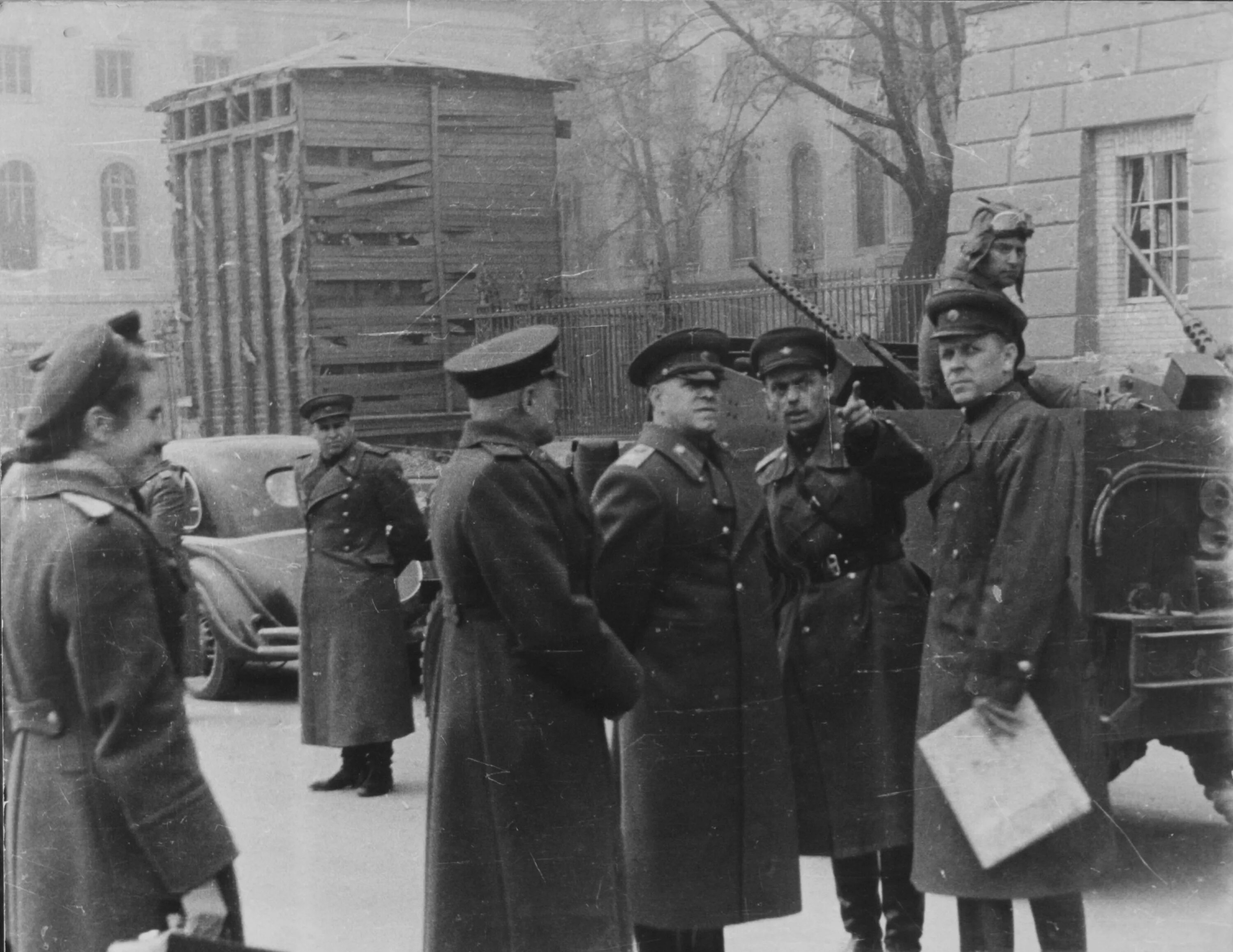 16 апреля 2 мая 1945 года. Маршал Жуков Берлин 1945. Жуков в Берлине 1945. Капитуляция Берлинского гарнизона 1945.