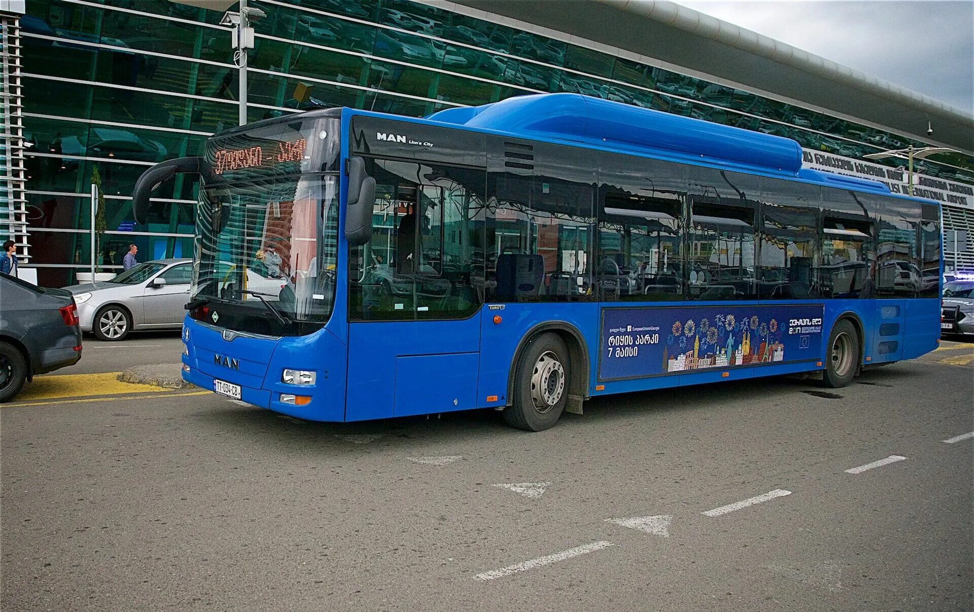Покажи синий автобус. Автобус ман синий. синий американский автобус. автобус синий 120. газовый автобус man.