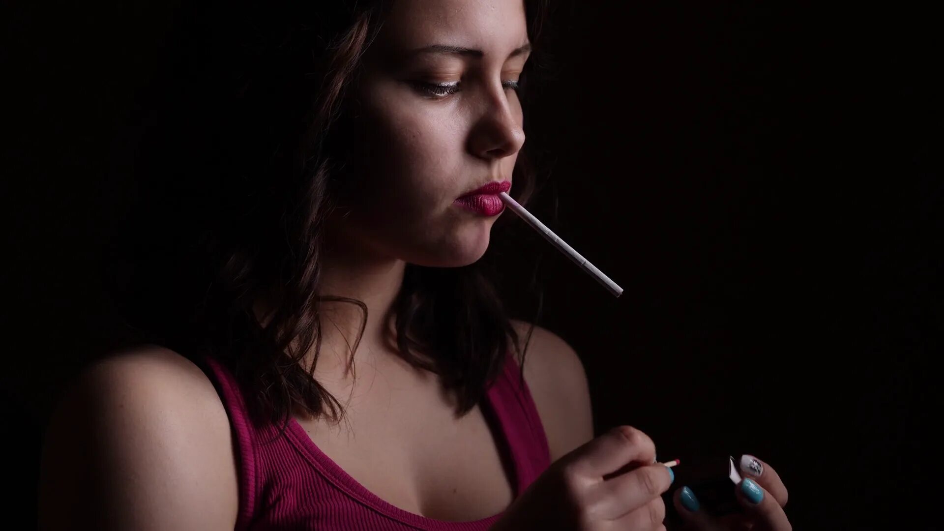 Курящаяя девушка с тату. Красивая курящая девушка. Алиса каштанова smoking. Включи tv girl cigarettes. Девушка с сигаретой.