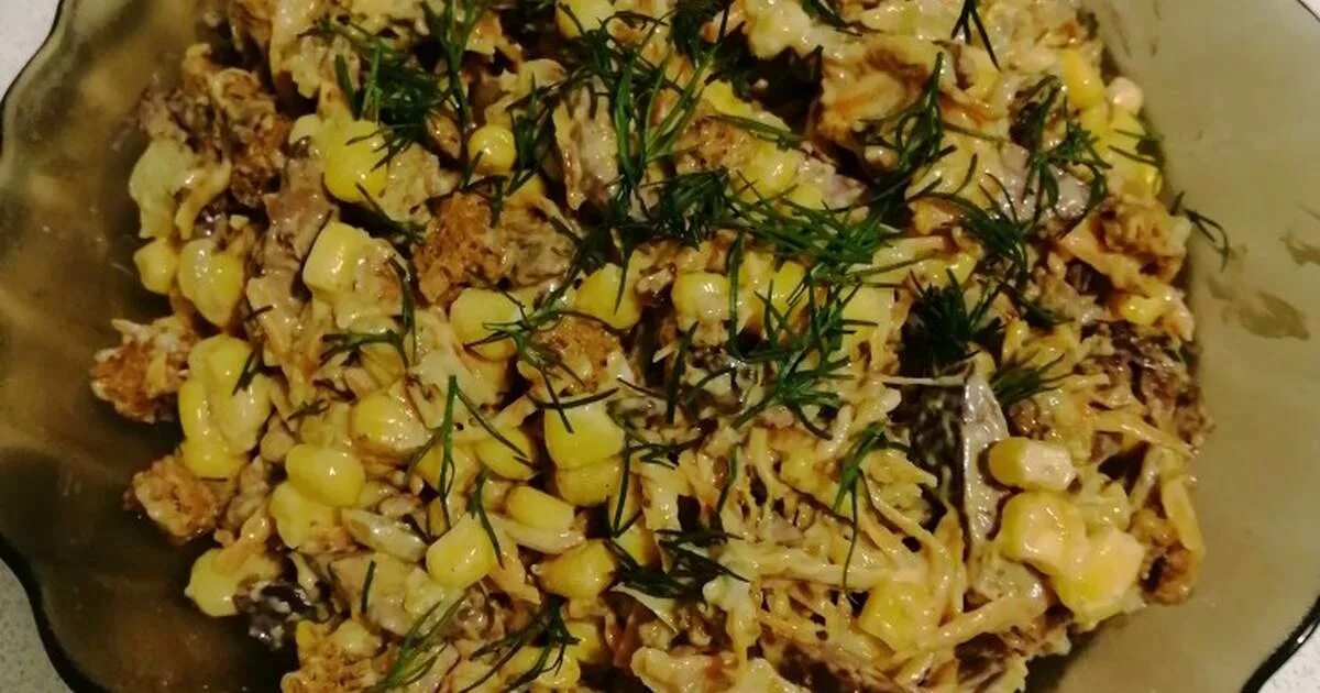 Обжорка с печенью говяжьей. Салат обжорка с печенью и солеными огурцами. Салат обжорка с куриной печенью. Салат обжорка с куриной печенью. Салат обжорка с печенью и солеными огурцами.