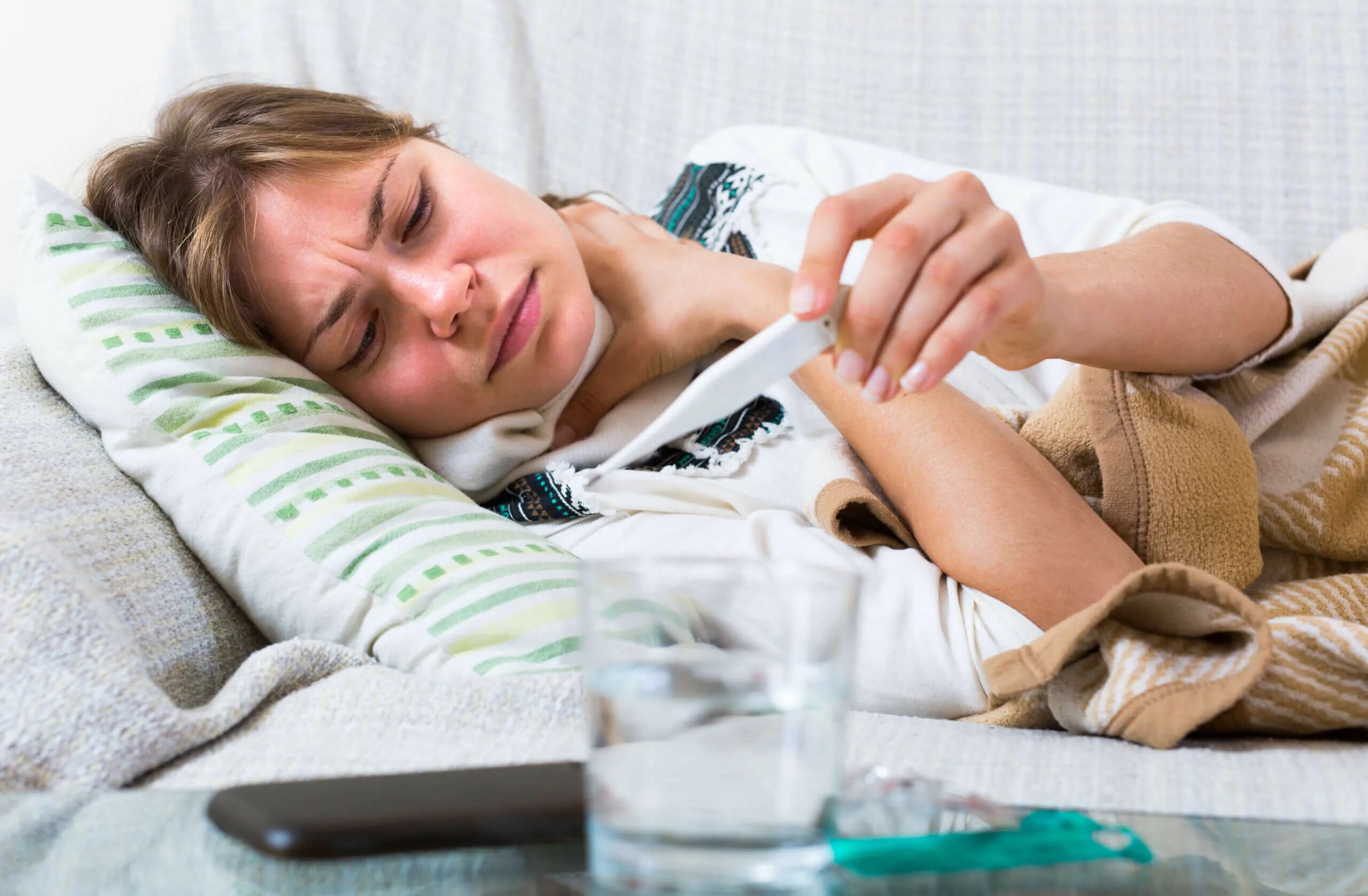 кашель. кашель после еды. после еды кашель сухой. кашель после еды причины у взрослого. мальчик кашляет.