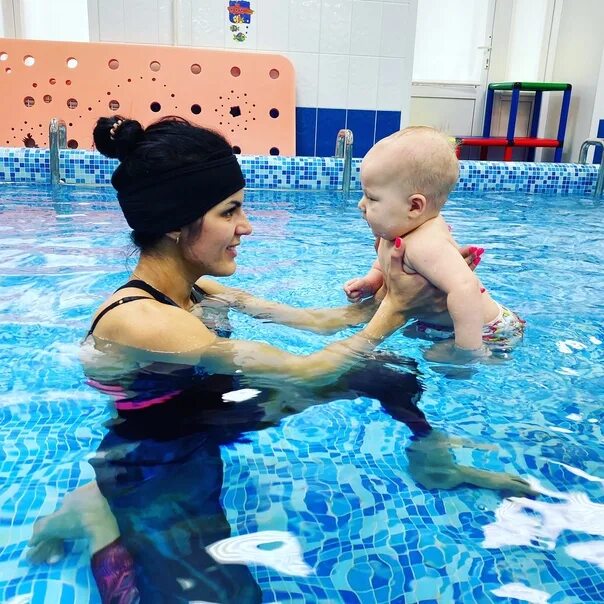 Грудничковое плавание обучение инструкторов. Грудничковое плавание упражнения. Центр грудничкового плавания. Реклама грудничкового плавания. Грудничковое плавание обучение инструкторов.