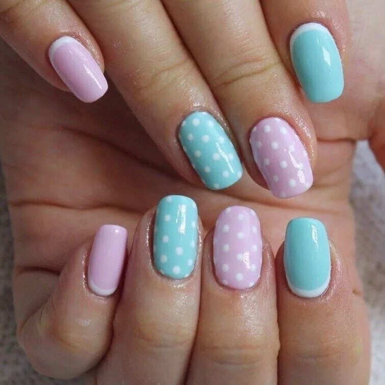 Голубо розовый дизайн. Маникюр снежно голубой с розовым. Розово-голубой маникюр на коротких ногтях. Ногти мятные с розовым. Голубо розовый дизайн.