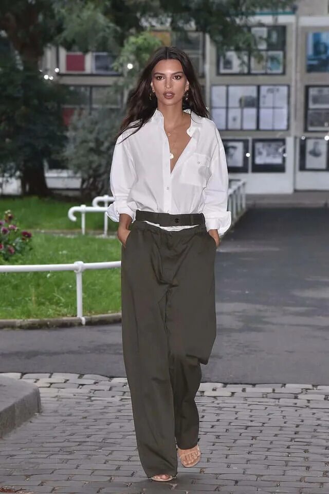 Брюки палаццо sela 2022 зеленые. Брюки палаццо street style 2020. Брюки палаццо образы 2020. Палаццо и пиджак оверсайз. Мода широкие брюки.