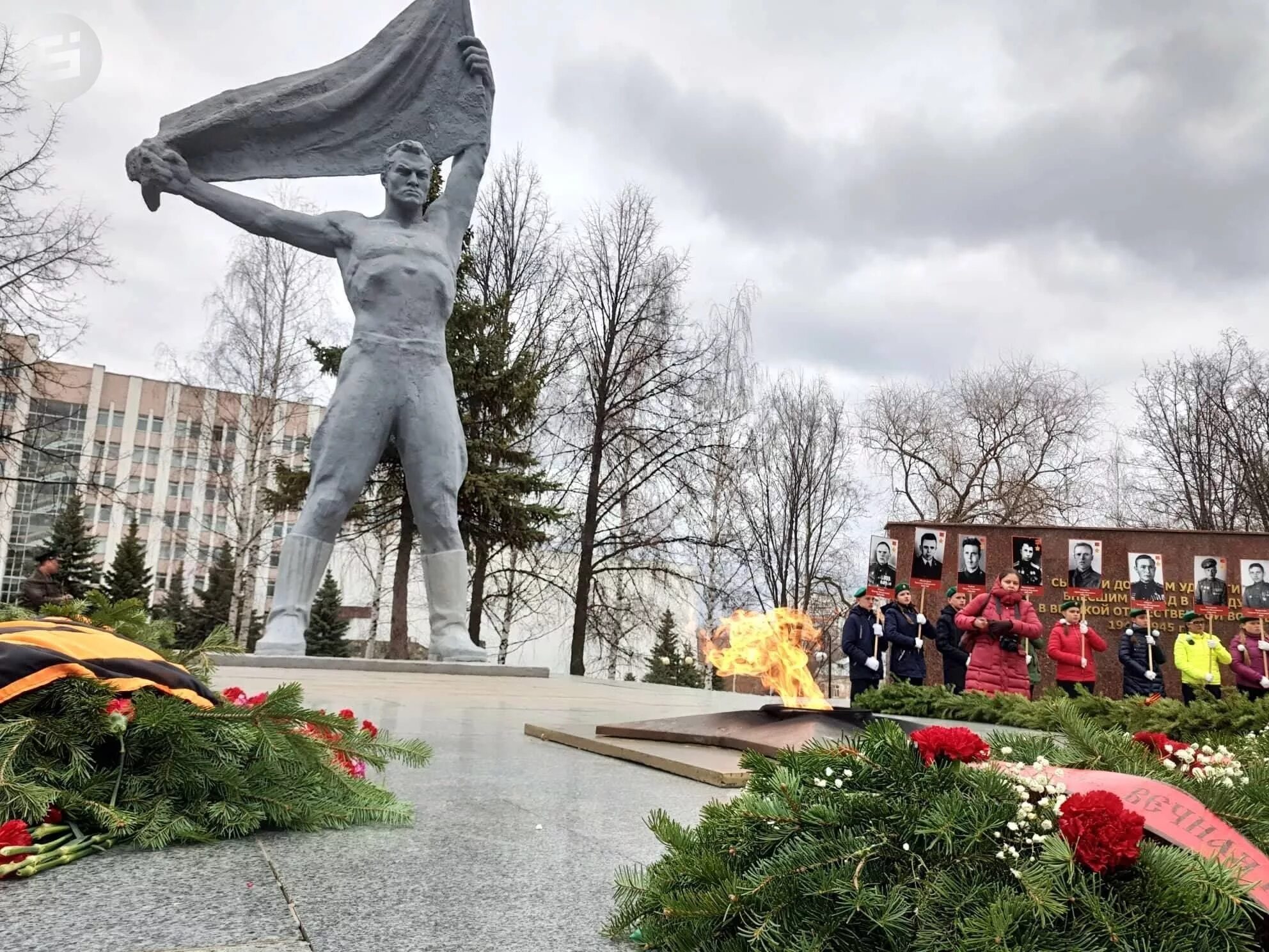 Сквер победы ижевск. Карлутская площадь ижевск. Монумент победы ижевск. Вечный огонь ижевск. Карлутская площадь ижевск.