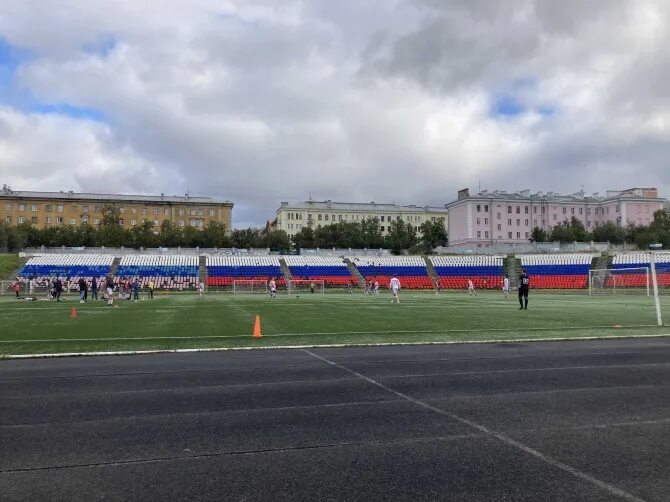 Центральный стадион мурманск. Стадион профсоюзов Мурманск. Центральный стадион профсоюзов Мурманск футбол.