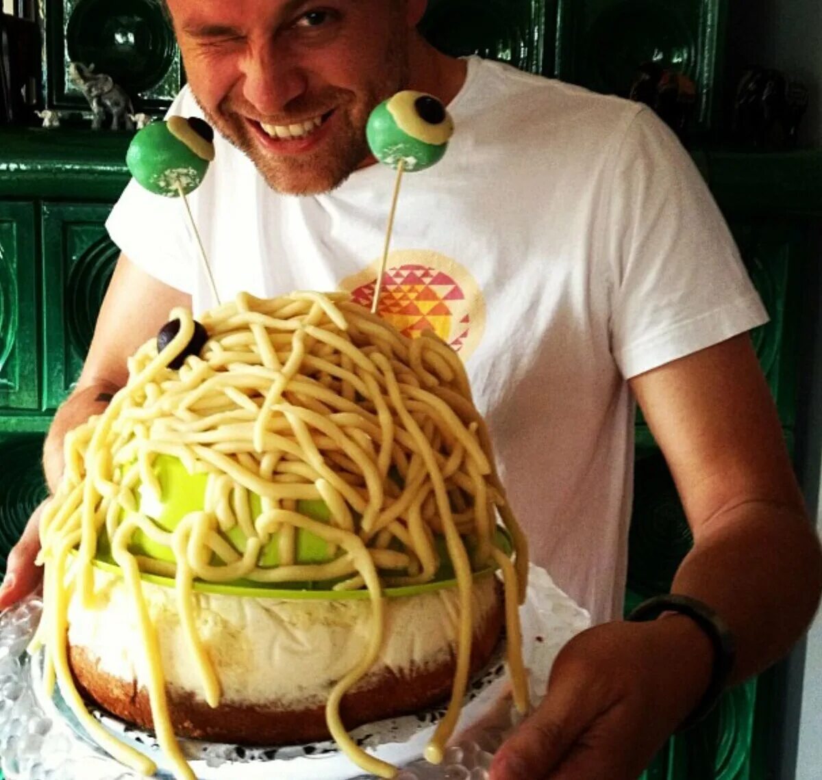 Пастафарианец нашивка. Бобби хендерсон пастафарианство. Пастафарианец. Церковь летающего макаронного монстра религия. Макаронный монстр пастафарианство.