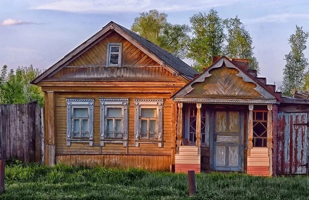 1 дом в деревне. Всратый деревянный дом. Деревянный дом в деревне. Старый деревянный дом. Деревянный деревенский дом.