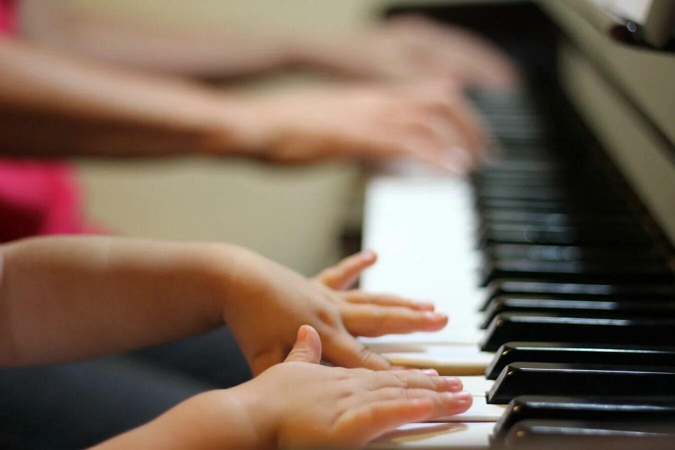Практика музыкальное образование. Музыкальная школа фортепиано. Занятия на фортепиано. Занятие в музыкальной школе. Уроки фортепиано.