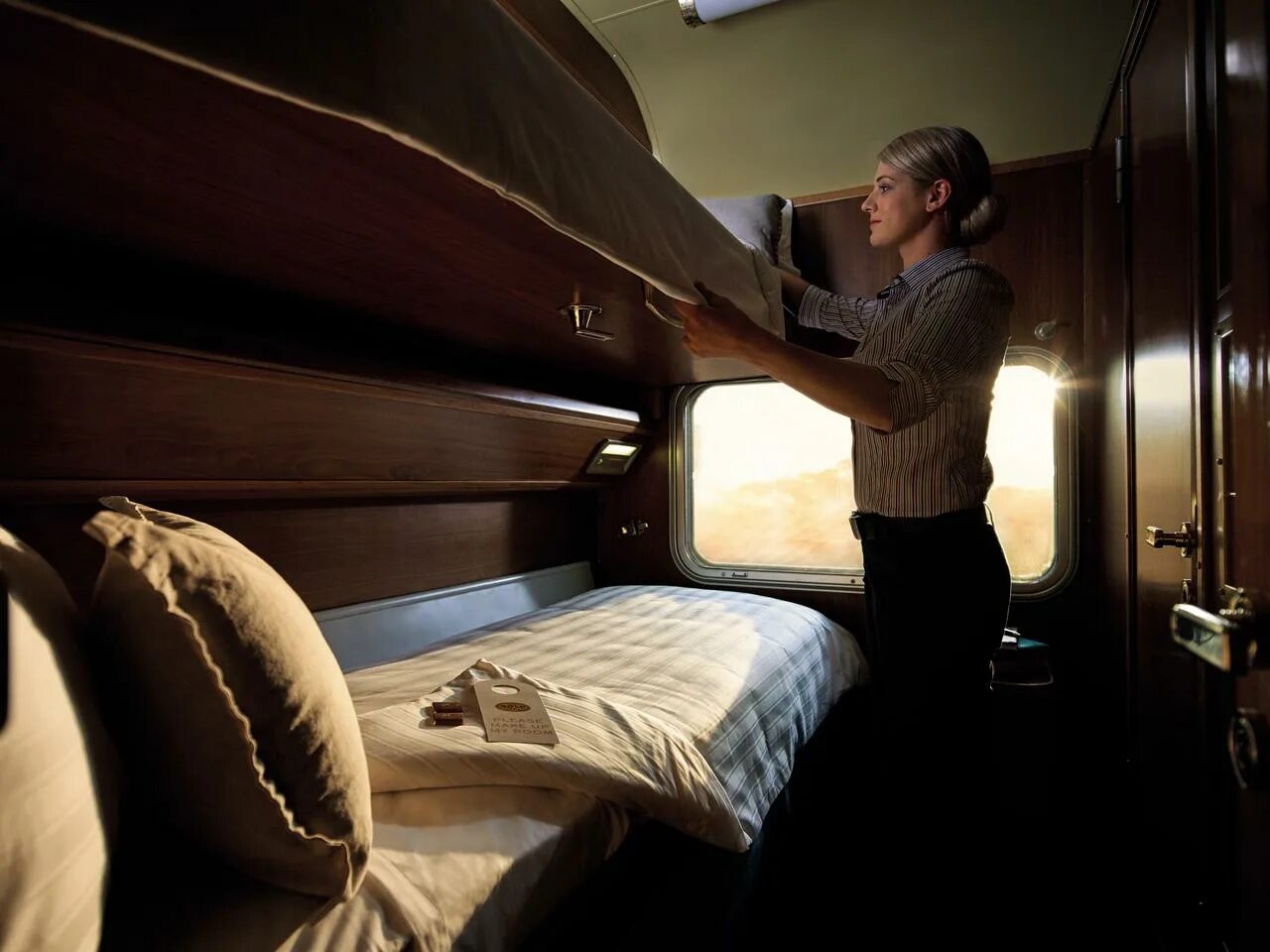 Вагон пассажиры. The ghan поезд интерьер. Поезд таврида плацкарт. Люди в поезде. Купе в поезде.