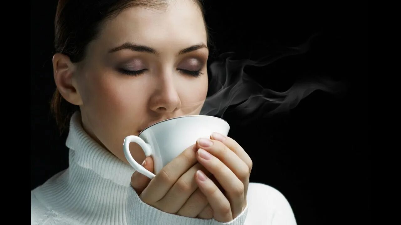 Почему пьют чай. Девушка пьет кофе. Человек с кружкой чая. Девушка с чашкой. Девушка с кружкой кофе.