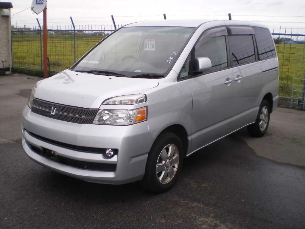 Toyota voxy 2004. Тойота вокси 2005 г. Тойота вокси 2002. Тойота вокси 2004 год. Тойота вокси 2008.