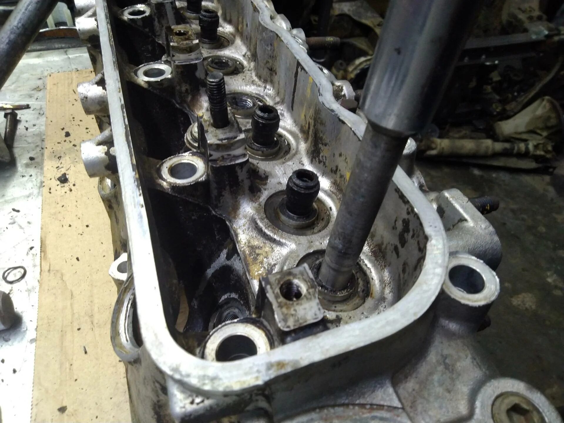 Направляющие втулки двигателя 2106. Направляющей втулки 2112 16 клапанов. Направляющие клапанов м102. Как поменять направляющие втулки. Втулки направляющие гбц 2112.