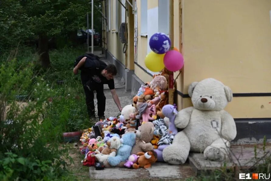 В каком городе жил малыш. Фото игрушек. Расслабилась дома игрушками. Трагедия в Екатеринбурге с ребенком. Живи малыш Екатеринбург.