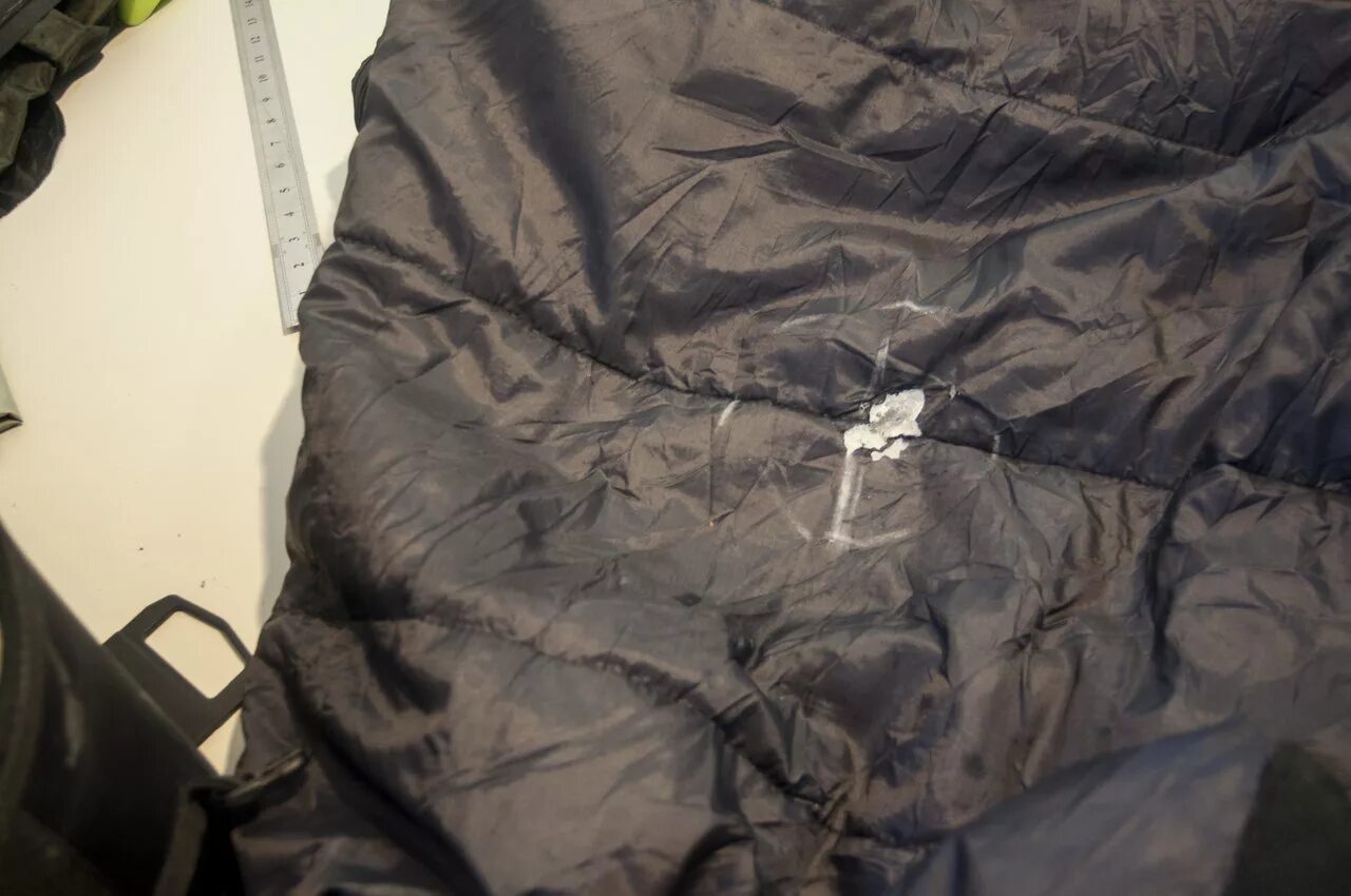 Ремонт мембранной одежды. Ткань мембрана для спальника. Заплатки на мембранные штаны. Потрепанный спальный мешок. Ремонт мембранной одежды.