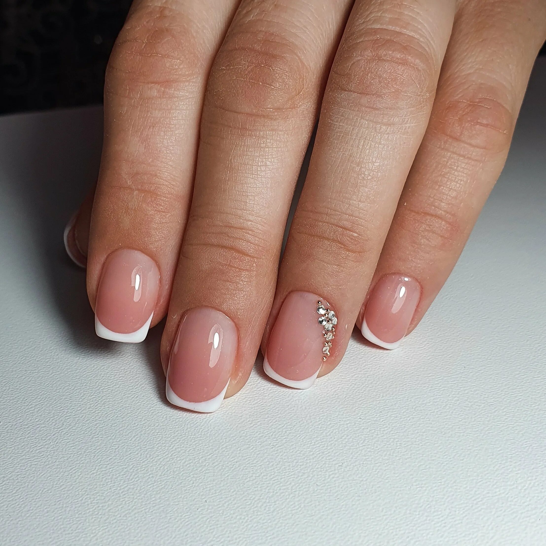 Френч на короткие ногти. Френч 2022 классика. Маникюр на короткие ногти французский френч. Маникюр на короткие ногти французский френч. Французский маникюр на короткие ногти.