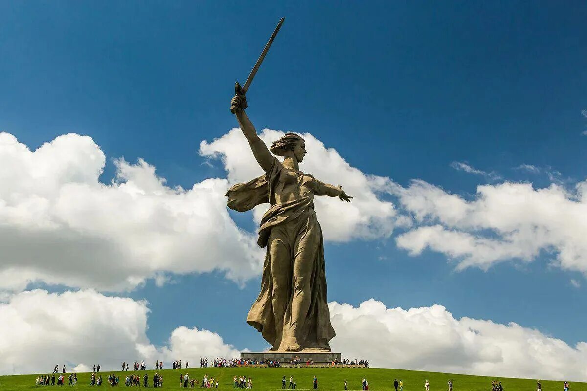 Мемориальный комплекс Родина мать Волгоград. Памятник Мамаев Курган в Волгограде. Волгоград Родина мать Мамаев Курган Сталинградская битва. Памятники мемориального комплекса Мамаев Курган.