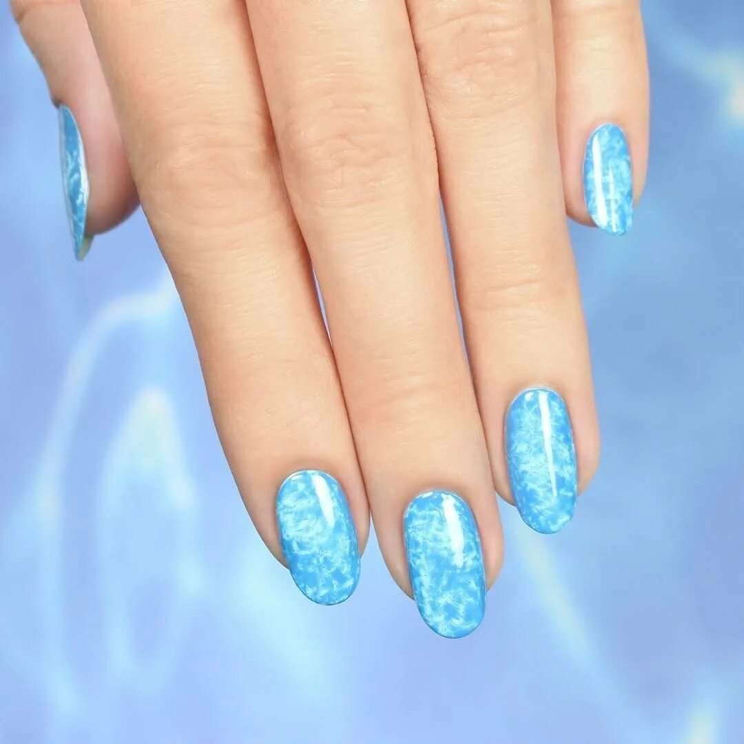 Ногти лак вода. Водный маникюр 2021. Маникюр в синих тонах. Мраморный маникюр водный. Ногти лак вода.