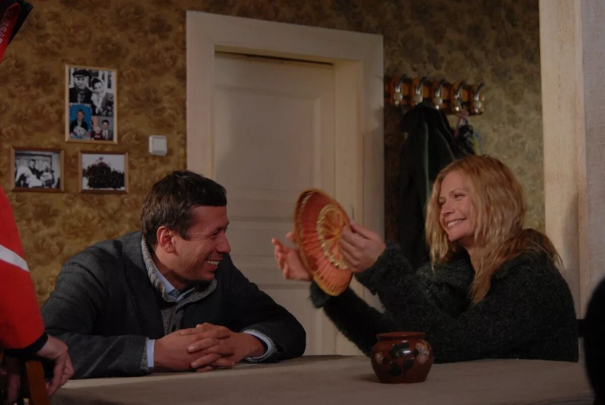 Дом на обочине фильм 2011. Дом на обочине андрей мерзликин. Татьяна черкасова. Дом на обочине мерзликин. Дом на обочине 2012 постер.